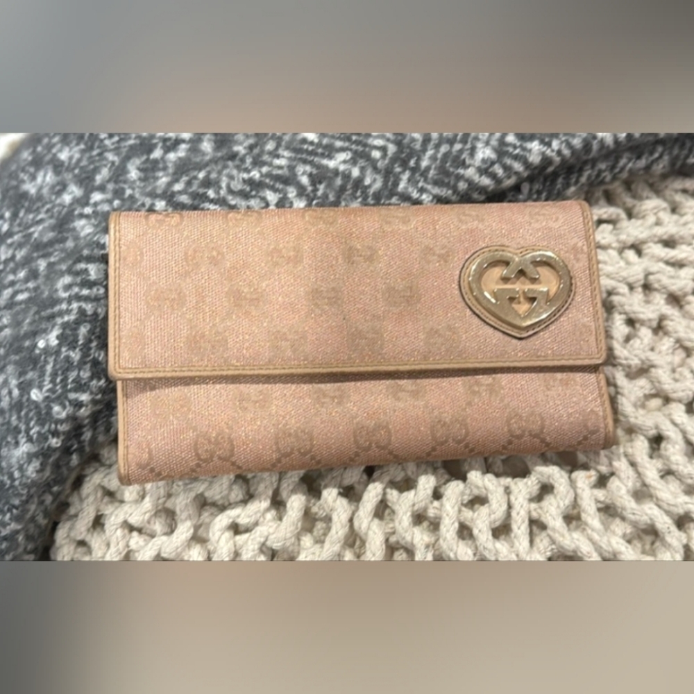 ⭐️Gucci Metallic Sparkle Lovely Heart GG Canvas Continental Wallet